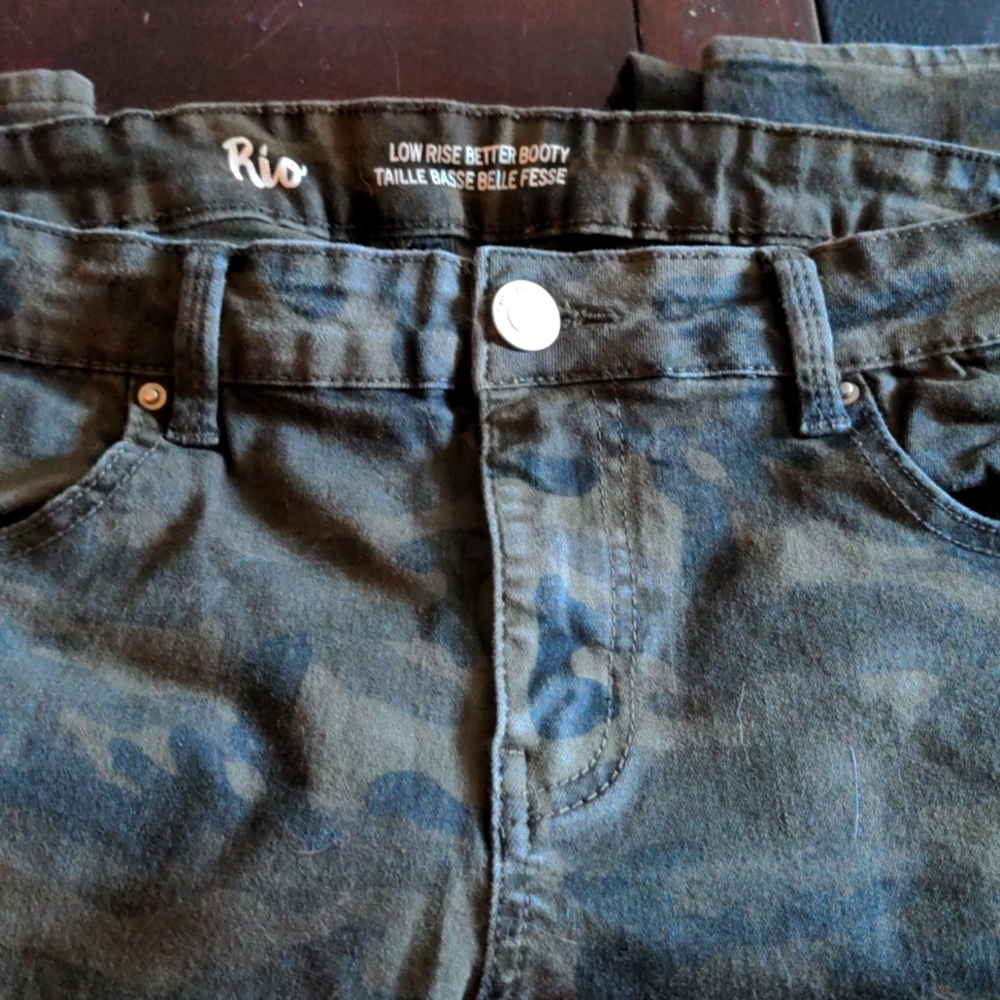 Rio low rise better booty camo jeans